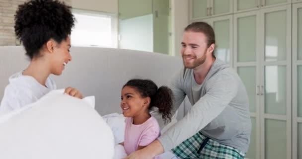 Борьба Подушками Счастливые Родители Ребенок Играют Спальне Энергией Смешные Игры — стоковое видео