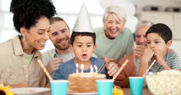 Criança Com Bolo Aniversário Velas Família Feliz Celebram Com Aplausos — Vídeo de Stock