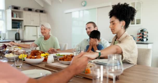 Mãos Dadas Comida Caseira Família Feliz Rezando Almoçando Dando Graças — Vídeo de Stock
