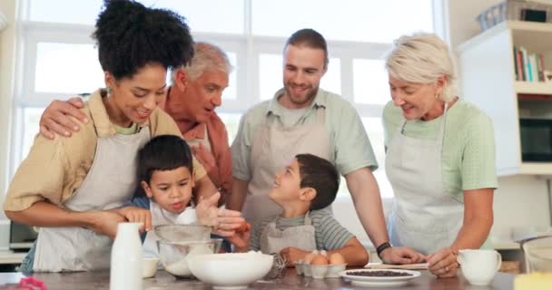 Γονείς Παππούδες Και Παιδιά Οικογενειακό Ψήσιμο Στην Κουζίνα Του Σπιτιού — Αρχείο Βίντεο