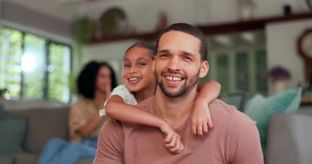 Πρόσωπο Οικογένεια Και Πατέρας Αγκαλιάζουν Παιδί Έναν Καναπέ Ευτυχισμένο Δένουν — Αρχείο Βίντεο