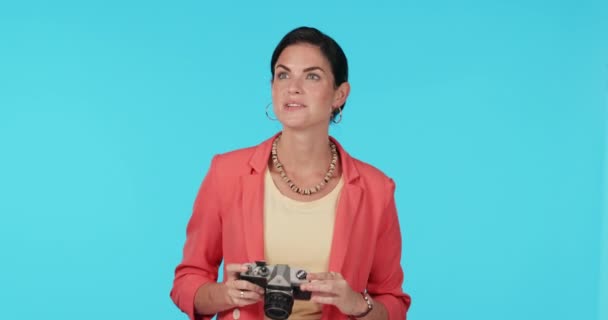 Fotografia Câmera Uma Mulher Turista Fundo Azul Estúdio Para Passeios — Vídeo de Stock