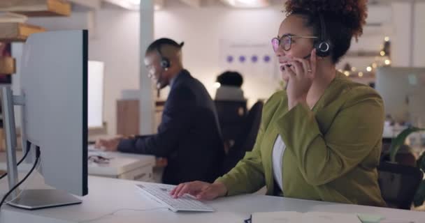 Hubungi Pusat Telemarketing Dan Komputer Dengan Wanita Kantor Untuk Komunikasi — Stok Video