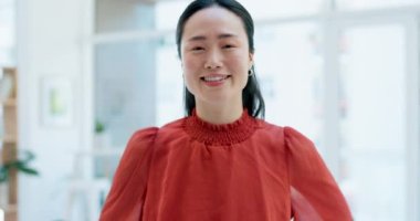 Yüz, tasarımcı ve Asyalı kadın kollarını kavuşturmuş, mutlu ya da iş yerinde gülümsüyor. Portre, yaratıcı ya da kendine güvenen profesyonel, Japonya 'dan iş adamı ya da girişimci.