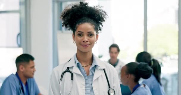 Mujer Feliz Médico Liderazgo Sanitario Reuniones Trabajo Equipo Planificación Hospital — Vídeos de Stock