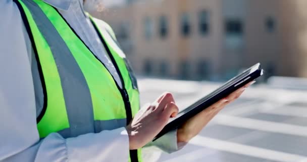 Tablet Painéis Solares Mãos Mulher Engenharia Para Design Ecológico Sustentabilidade — Vídeo de Stock