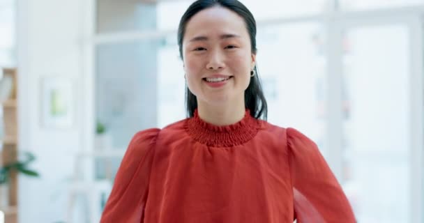 Cara Diseñadora Asiática Con Los Brazos Cruzados Feliz Sonriente Oficina — Vídeo de stock