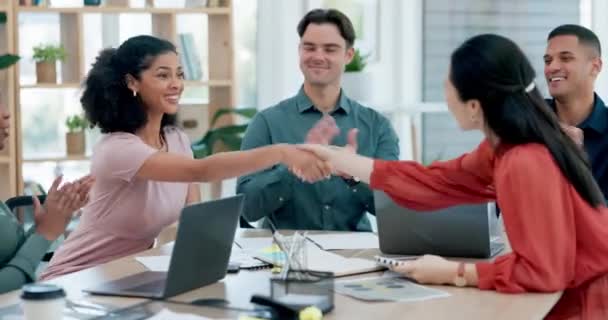 B2B契約 パートナーシップまたは契約のためのオフィスの拍手 握手およびビジネスの人々 拍手握手と歓迎の女性 感謝や雇用のお祝い インタビューやチームの成功 — ストック動画