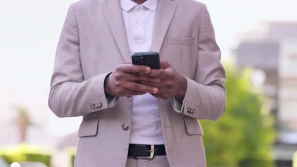 Biznes Telefon Czarny Człowiek Mieście Rozmowy Sieci Komórkowych Lub Przedsiębiorcy — Wideo stockowe
