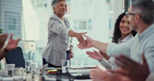 Kézfogás Prezentáció Taps Üzletemberek Találkoznak Együttműködéssel Vezető Női Vezetők Férfiak — Stock videók