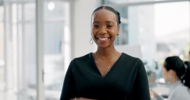 黑人女人和设计师手挽手交叉 快乐而合作的创业办公室 自信的企业家和专业 有创意和有趣的非洲员工笑着做生意 — 图库视频影像