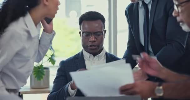 マルチタスクと生産性 チームリーダー ワークフロー危機を伴う黒人男性 書類作成と時間管理のストレス 意思決定 スケジュールとコミュニケーション 混乱と挑戦するオフィスの人々 — ストック動画