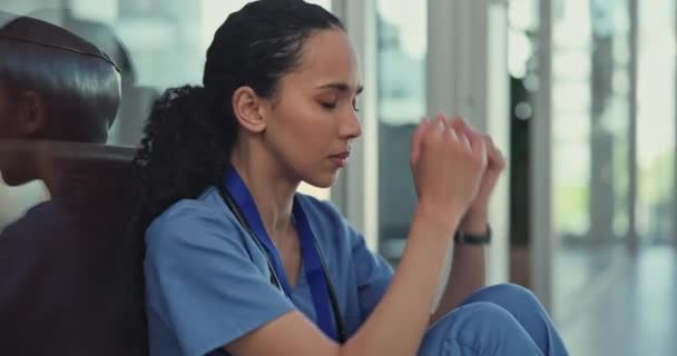 Enfermera Médica Estrés Depresión Pasillo Del Hospital Por Error Ansiedad — Vídeo de stock