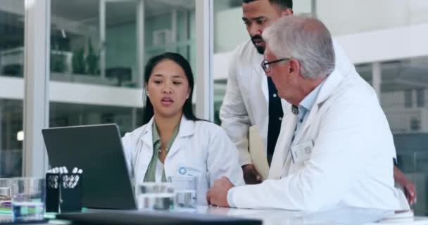 Equipo Reunión Médicos Con Portátil Planificación Discusión Con Innovación Salud — Vídeo de stock