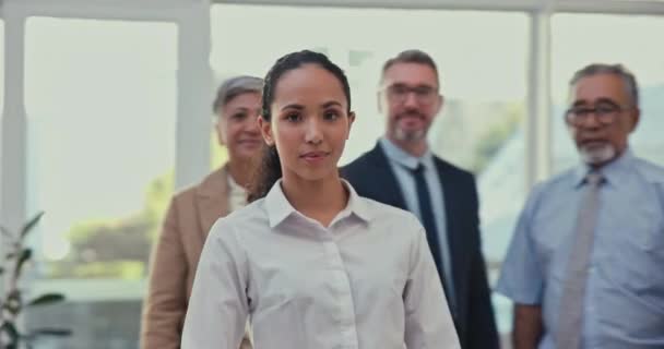 Особа Жінка Лідер Персоналом Схрещені Руки Командна Робота Партнерством Впевненість — стокове відео