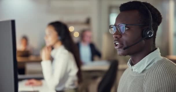 Letişim Merkezi Ajanı Lider Nesil Siyahi Adam Tavsiye Satış Yardım — Stok video