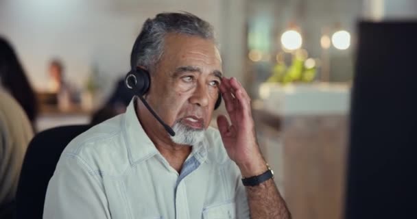 呼叫中心和沮丧的老年人在客户服务代理的计算机与故障 痛苦或错误 商业顾问和客户挑战 疲劳和技术危机问题 — 图库视频影像