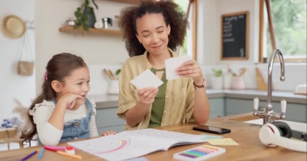 Освіта Навчальні Картки Мати Яка Навчає Доньку Вітальні Свого Дому — стокове відео