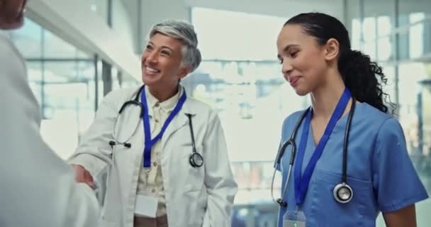 握手とチームは 病院での医療議論 挨拶やコラボレーションのために会う 医療従事者がチームワークで握手をしたり クリニックで取引したりする — ストック動画