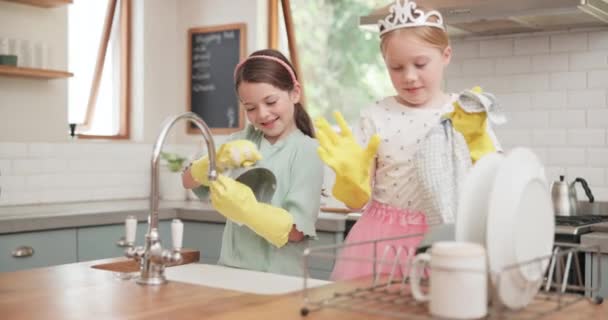 Niños Aprendiendo Limpiando Platos Cocina Con Hermana Niña Ayudando Lavar — Vídeos de Stock