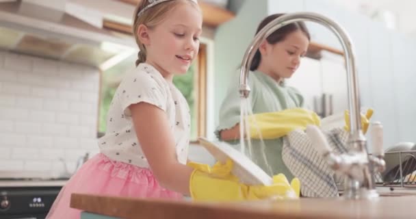Вода Уборка Дети Учатся Посудой Кухне Сестры Девочки Помогают Стирать — стоковое видео