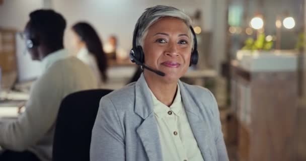 Çağrı Merkezi Destek Kıdemli Kadın Danışman Geceleri Onun Ofisinde Çalışıyor — Stok video