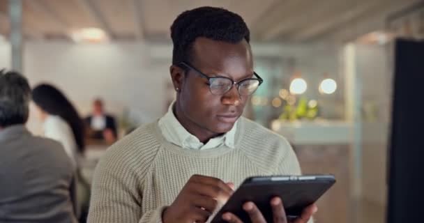 Pensamento Ideias Homem Negócios Tablet Computador Para Marketing Digital Brainstorming — Vídeo de Stock