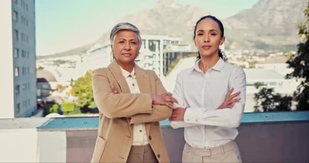 Kendine Güven Çapraz Kollar Şehirdeki Kadınlarının Yüzü Ofis Binasının Çatısında — Stok video