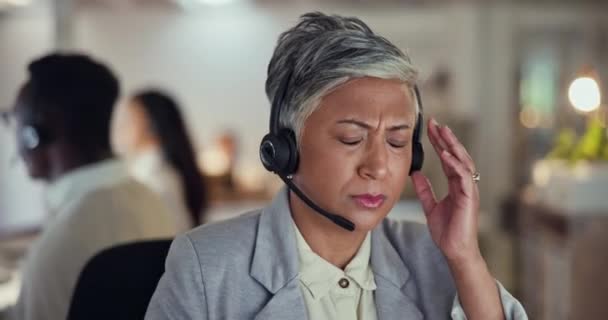 为客户服务 支持和电话推销而在办公室有压力的呼叫中心 夜间和老年妇女 偏头痛和过度劳累的女顾问 — 图库视频影像