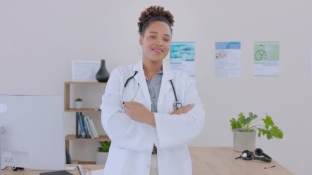 Cuidados Saúde Confiança Braços Cruzados Com Uma Mulher Negra Médica — Vídeo de Stock