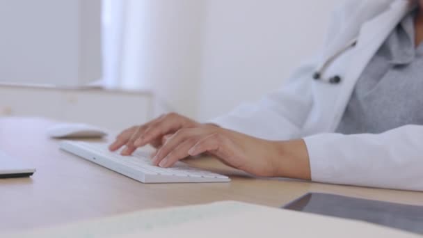 Teknoloji Klavyede Internet Araştırmaları Için Modern Işyerinde Çalışan Doktorların Elleri — Stok video