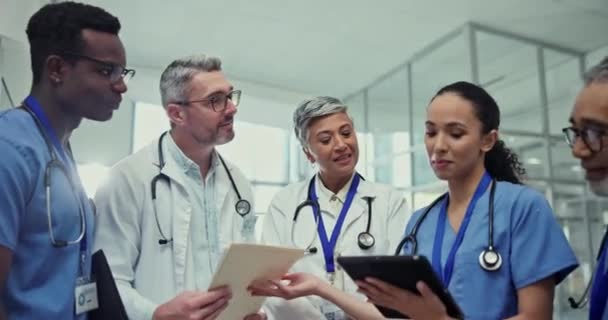 Lékaři Setkání Zdravotní Péče Týmovou Prací Rozvrhem Diskusí Plánováním Dokumenty — Stock video