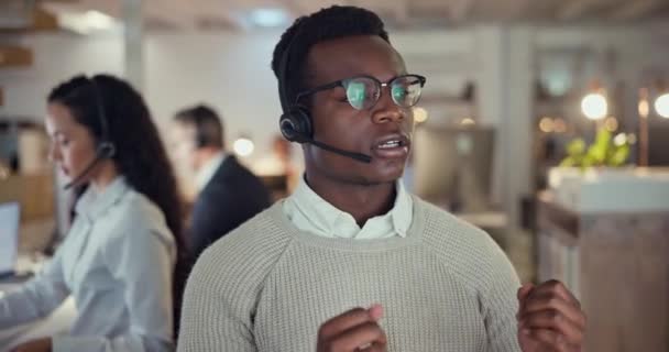 呼叫中心代理 思维和黑人咨询的建议 销售或帮助服务台工作人员与耳机 服务机构的电话 电讯及客户支援顾问问题的解决 — 图库视频影像