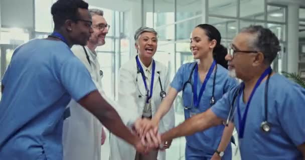 Tapsolnak Ünnepelnek Orvosokból Álló Csapat Szurkol Műtét Sikeréért Vagy Céljáért — Stock videók