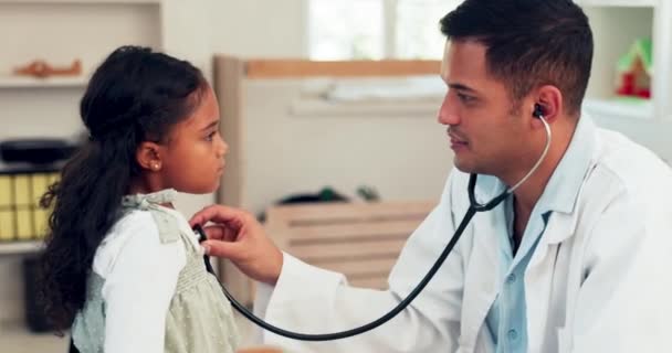 Stethoskop Lékař Dívka Konzultaci Dítě Pediatr Dýchací Vyšetření Diagnózu Muž — Stock video