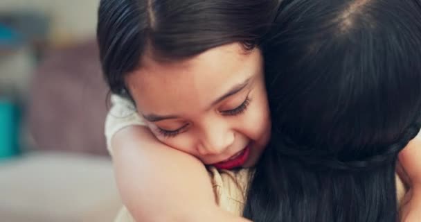 Umarmung Mädchen Und Hause Mit Liebe Mutter Und Glücklich Mit — Stockvideo