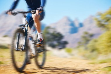 Bisiklet, spor, spor, yarış ya da hareket bulanıklığı için bisiklet süren bir adam. Bisiklet, egzersiz ve erkek bisikletçi toprak bir yolda enerji, adrenalin ya da hız yarışması ile gidiyor..