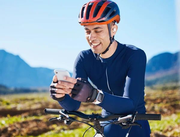 骑自行车 休息或快乐的男人在社交媒体上通过电话获得运动 训练或健身内容 骑自行车或骑自行车的男性 在移动应用中休息 用于社交 浏览或搜索 — 图库照片