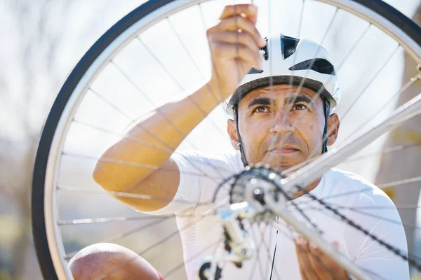 Bevestiging Fiets Een Man Buiten Met Wielpunctie Probleem Tijdens Het — Stockfoto