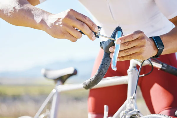 自行车和一个在室外骑车时手柄 齿轮或制动器问题的男人 自行车 手和体育人员或运动员在运输中断时使用维修 安全或修理工具 — 图库照片