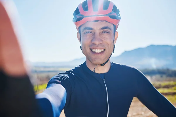 Selfie Πορτρέτο Ευτυχισμένος Άνθρωπος Ποδηλασία Από Βουνά Στην Ύπαιθρο Στην — Φωτογραφία Αρχείου