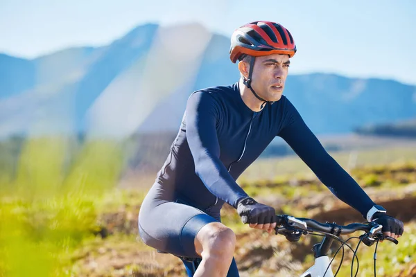 农村或男子骑山地自行车进行训练 有氧锻炼或户外运动 骑自行车的严肃的 健康的或运动的运动员 在健康或挑战的道路上骑自行车 — 图库照片
