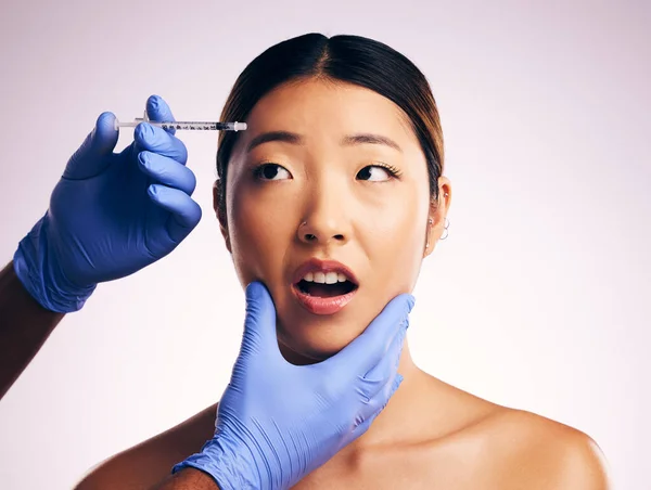 Vrouw Naald Angst Het Gezicht Studio Voor Chirurgie Cosmetica Shock — Stockfoto