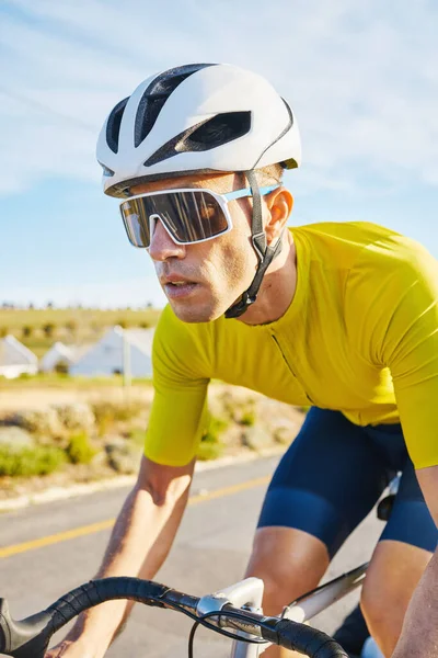 骑自行车 运动和骑自行车的人在路上健身 训练和晨练 运动及男性骑单车人士因练习 自由或表现挑战而在户外骑单车 — 图库照片