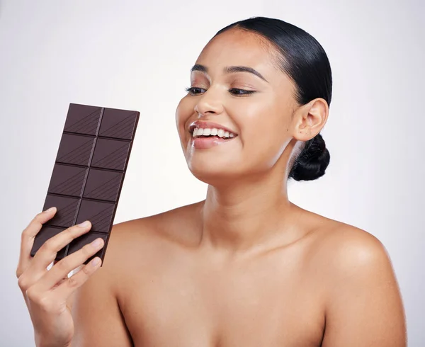Čokoláda Šťastný Tvář Ženy Studiu Luxusním Jídlem Sladké Pamlsky Cukroví — Stock fotografie