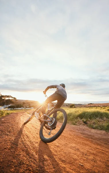 在农村进行训练 锻炼和锻炼的运动 早操和骑自行车的人 骑自行车 男子骑山地自行车在土路上冒险 自由和狂欢 — 图库照片