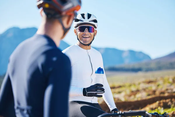 骑自行车和与朋友一起在大自然中骑车 休息一下他们的有氧运动或耐力锻炼 山地和男子自行车队在户外运动训练期间放松身心 — 图库照片