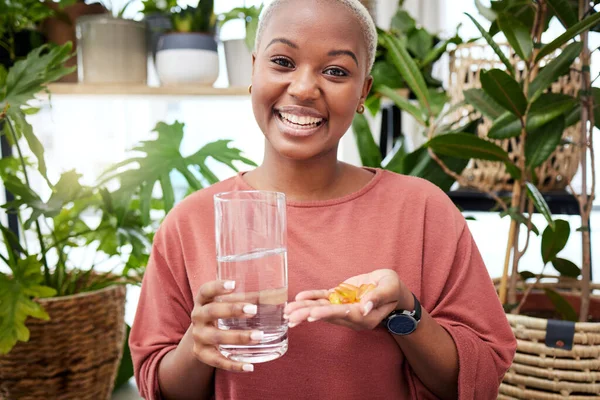 Portret Water Medicijnen Met Een Zwarte Vrouw Haar Huis Met — Stockfoto