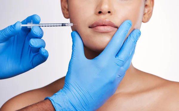 Handen Injectie Gezicht Met Collageen Studio Cosmetische Chirurgie Voor Schoonheid — Stockfoto