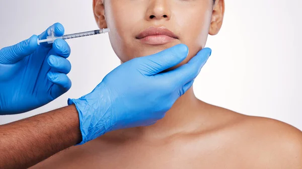 Handen Injectie Gezicht Met Vulmiddel Studio Cosmetische Chirurgie Voor Schoonheid — Stockfoto